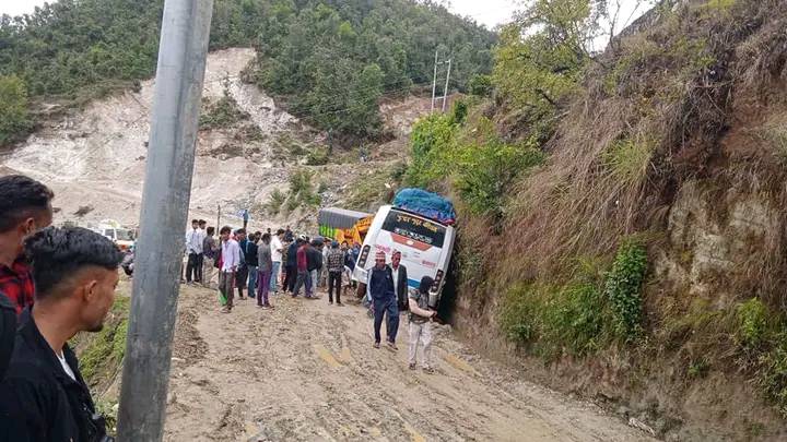 बझाङको देउलेक बजारको नालीमा बस फस्यो