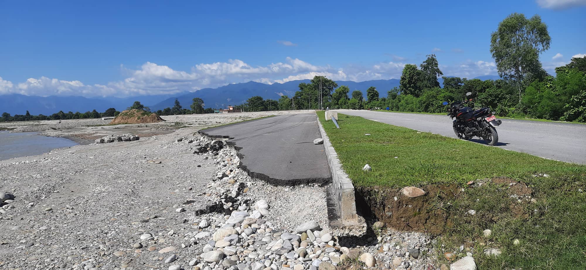 महाकाली पुलको गाइडबण्ड पुनर्निर्माणमा खटियो सेना
