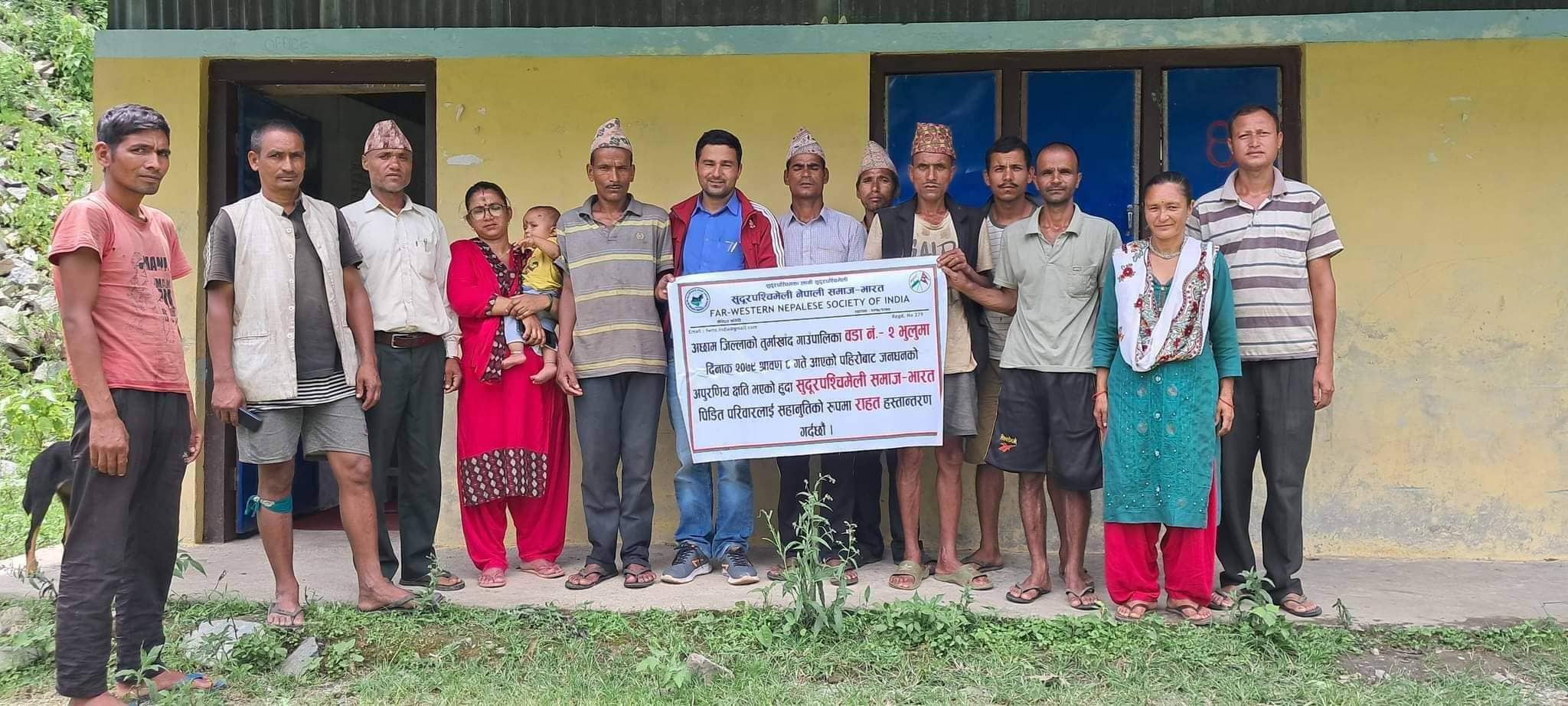 अछाममा पहिरोमा परिवारका ३ सदस्य गुमाएको बिष्ट परिवारलाई आर्थिक सहयोग