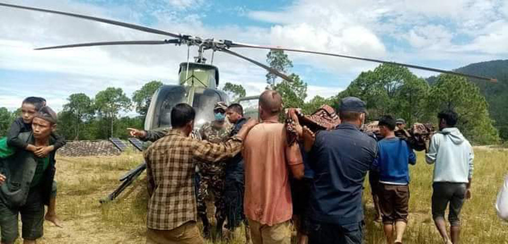 अछाममा पहिरोमा परि घाइते भएका ३ जनाको हेलिकोप्टरमार्फत उद्धार