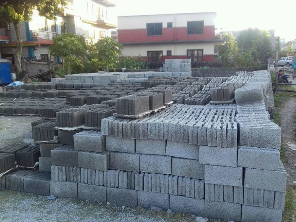सिमेन्टबाट ‘ब्लक’ उत्पादन गरेर जीविकोपार्जन गर्दै कञ्चनपुरका युवा