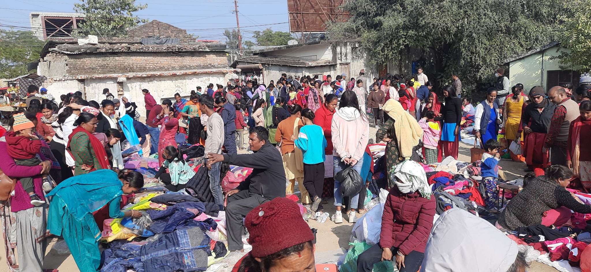 अत्तरियामा न्यानो लुगा किन्नेको भिड