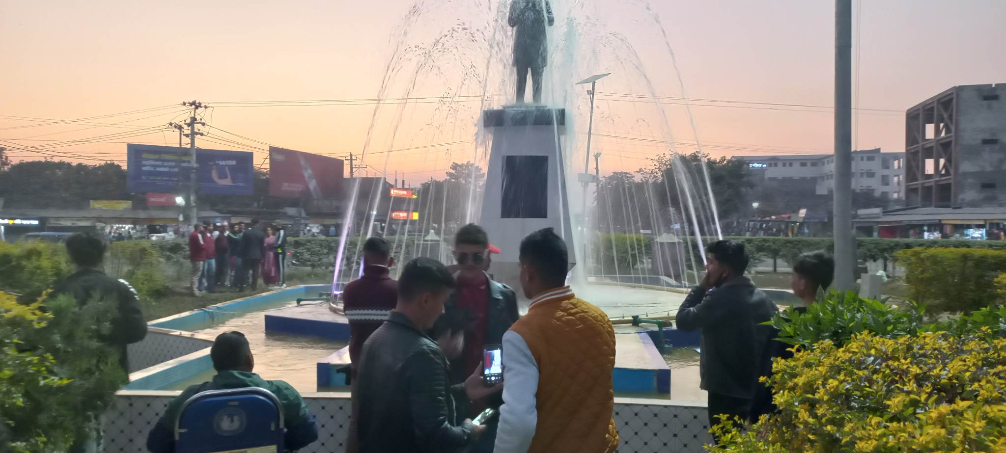 अत्तरिया चोकमा फोटो खिच्नेको भिड