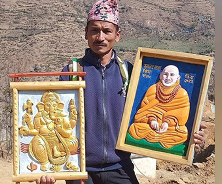 काठलाई कलात्मक आकार दिदैं बझाङका लक्ष्मण