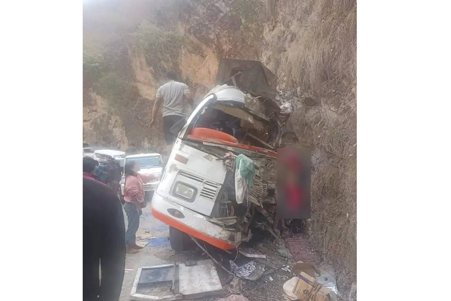 फिकलमा बस दुर्घटना हुँदा ५ जनाको घटनास्थलमै मृत्यु, १९ घाइते