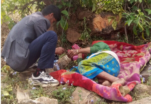 अछाममा खुला ठाउँमा ज्येष्ठ नागरिकको उपचार