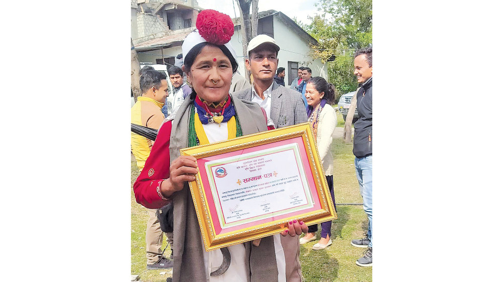 बझाङका ३ कृषक ‘भीमदत्त उत्कृष्ट कृषक पुरस्कार’बाट सम्मानित