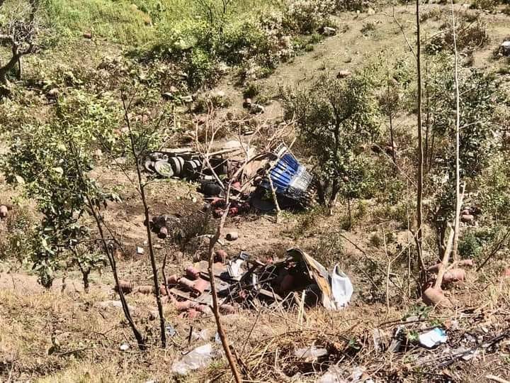 ग्यास सिलिण्डर बोकेको ट्रक दुर्घटनामा हुँदा तीनजनाको मृत्यु