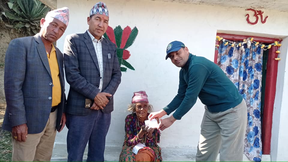 बझाङकी बिशुले पाईन ८३ वर्षको उमेरमा नागरिकता