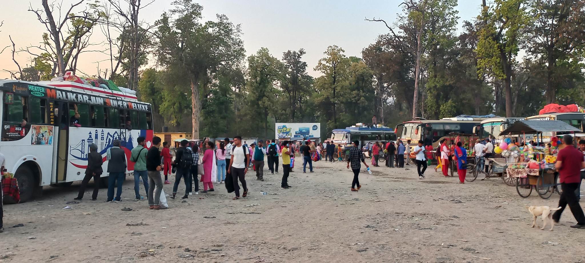 विसु मनाउन घर फर्किनेको अत्तरिया बसपार्कमा भिड