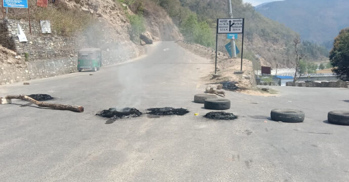 क्षतिपुर्ति दिने सहमती पछि अछामको यातायात सुचारु