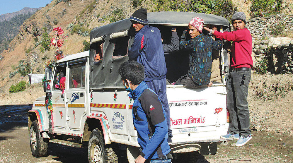 बझाङमा १० गुणासम्म बढी भाडा असुल्दै जिप व्यवसायी
