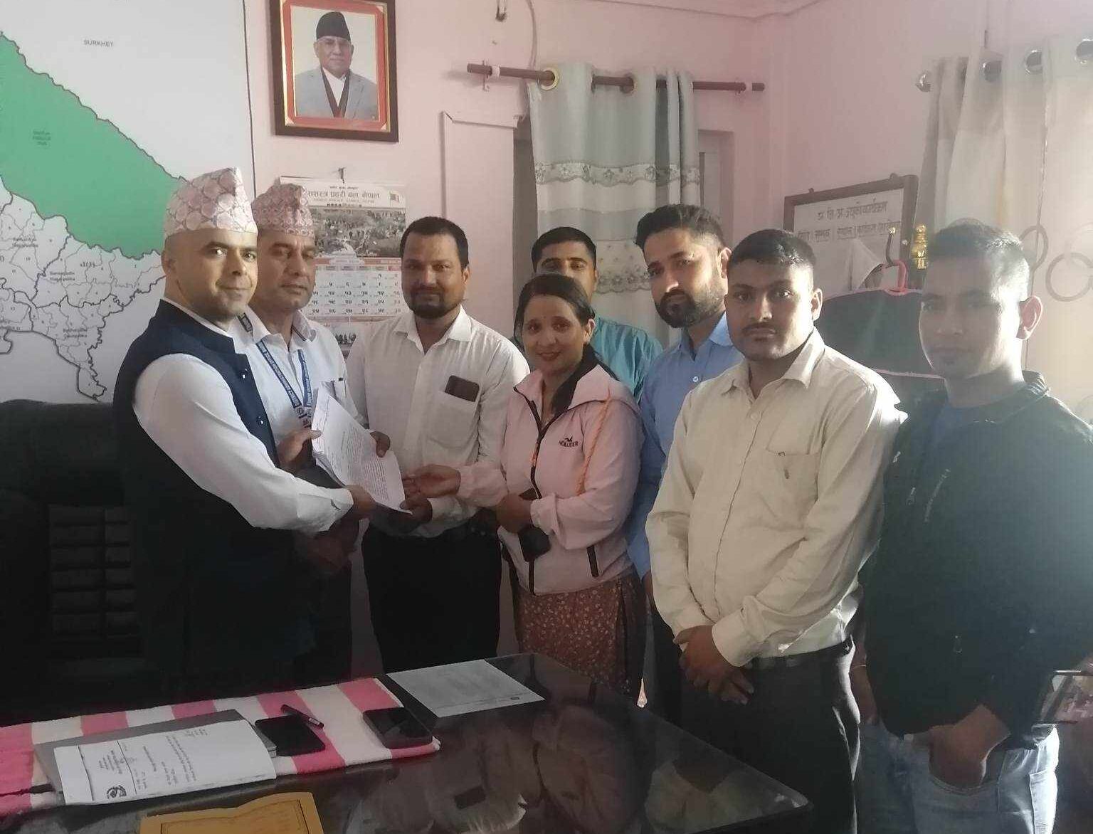 बर्दियाका लघुवित्त कर्मचारीले बुझाए जिल्ला प्रशासन कार्यालयलाई ज्ञापन पत्र
