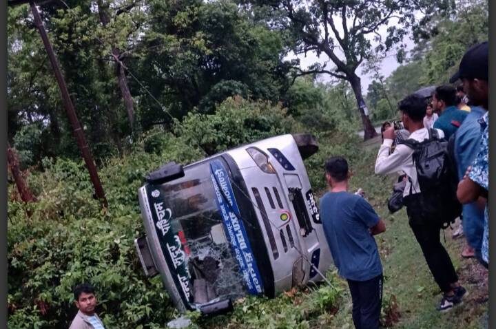 बझाङदेखि काठमाण्डौं जादै गरेको बस दुर्घटना