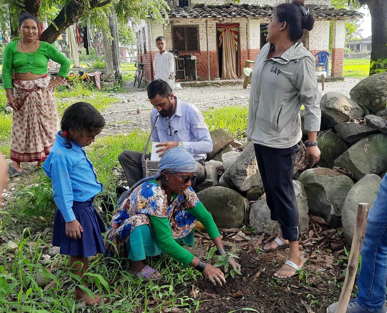विरुवा रोप्दै संरक्षणका लागि जागरुक गराइँदै