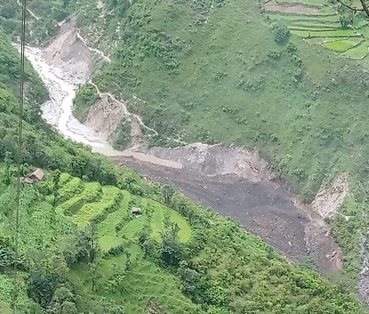 बझाङमा पहिरोले खोला थुनियो