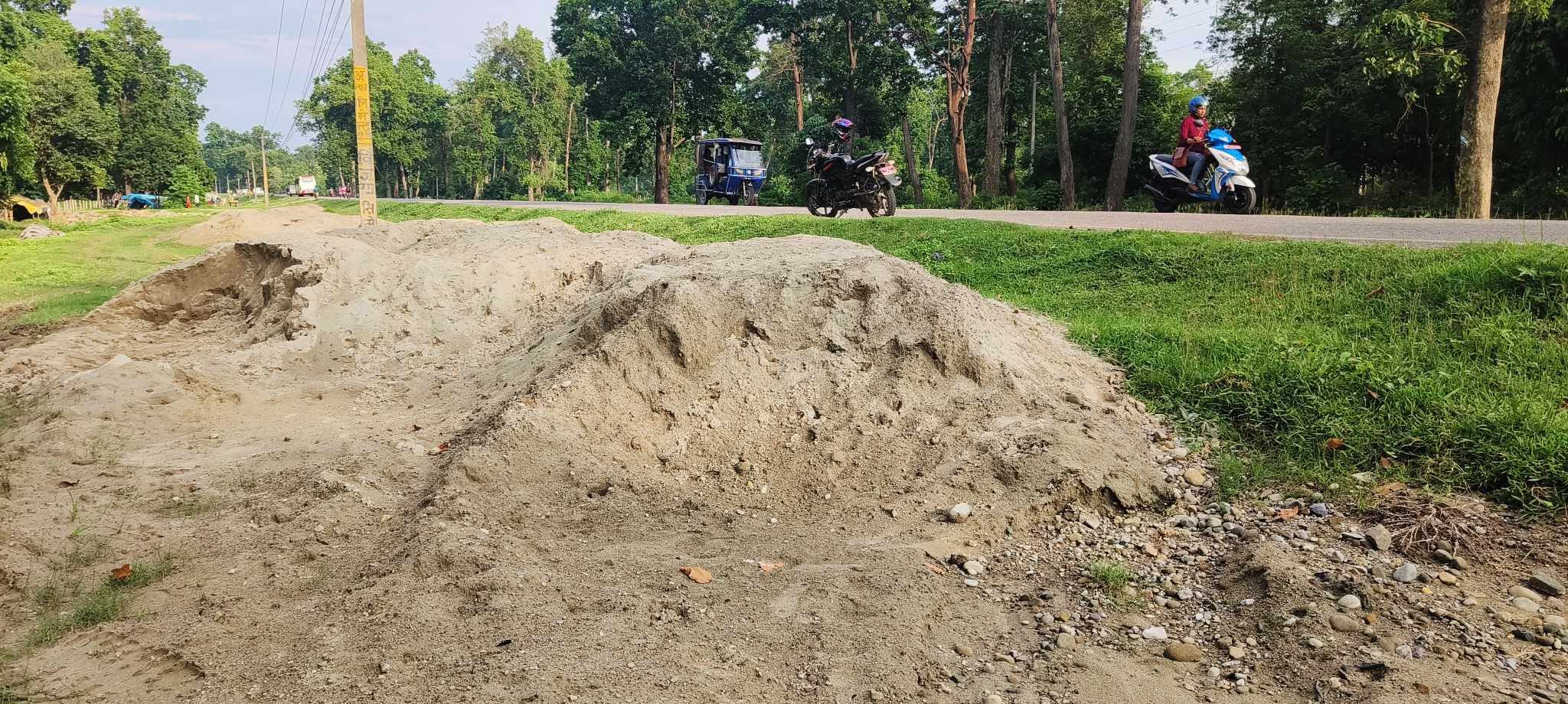 चौकीडाँडामा टहरा भत्काएको ठाउँमा अवैध ढुङ्गा, बालुवाको व्यापार