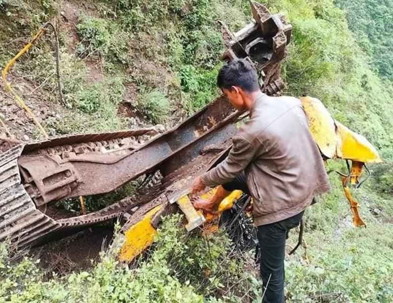 बझाङमा जेसीबी दुर्घटना हुँदा चालक घाईते