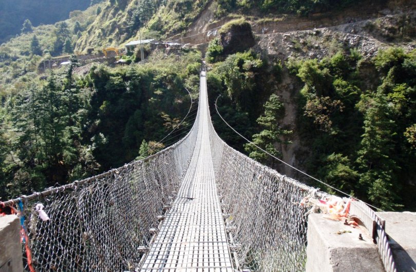 दार्चुलामा नेपाल–भारत जोड्ने झोलुङ्गे पुलको लट्ठा भाँचियो