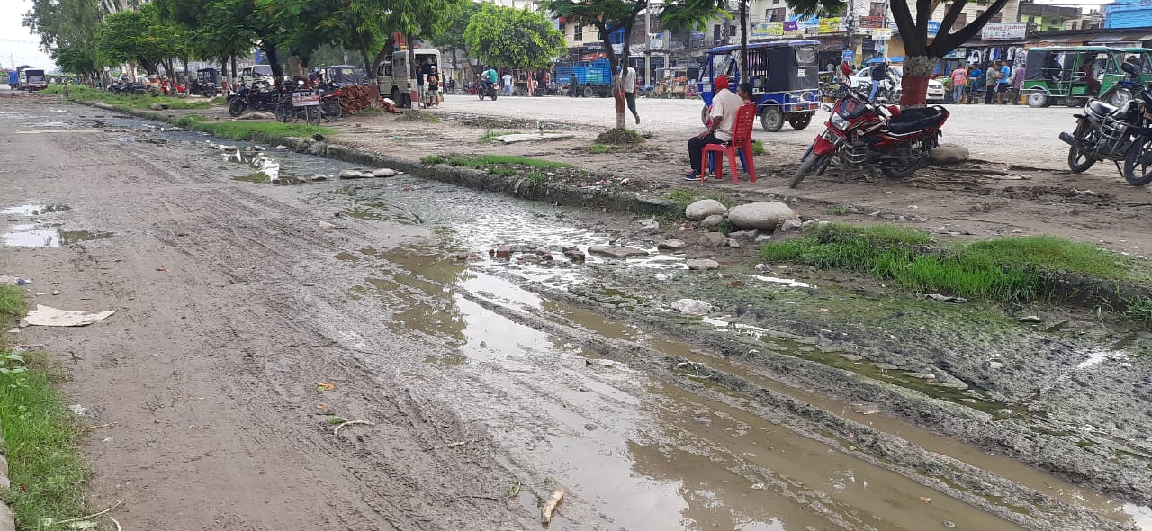 अत्तरियाका सर्भिस लेन जिर्ण