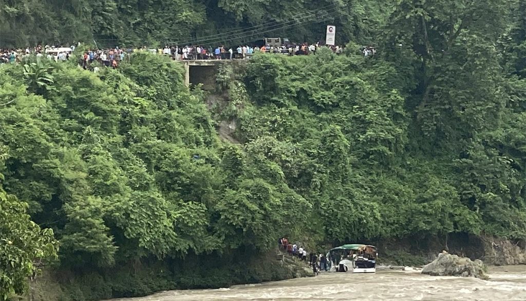 त्रिशूलीमा बस खस्दा ८ जनाको मृत्यु, ८ घाईते
