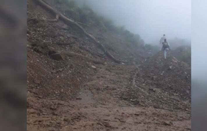 सडक अवरुद्ध हुँदा भूकम्प प्रभावितको उद्धारमा कठिनाइ