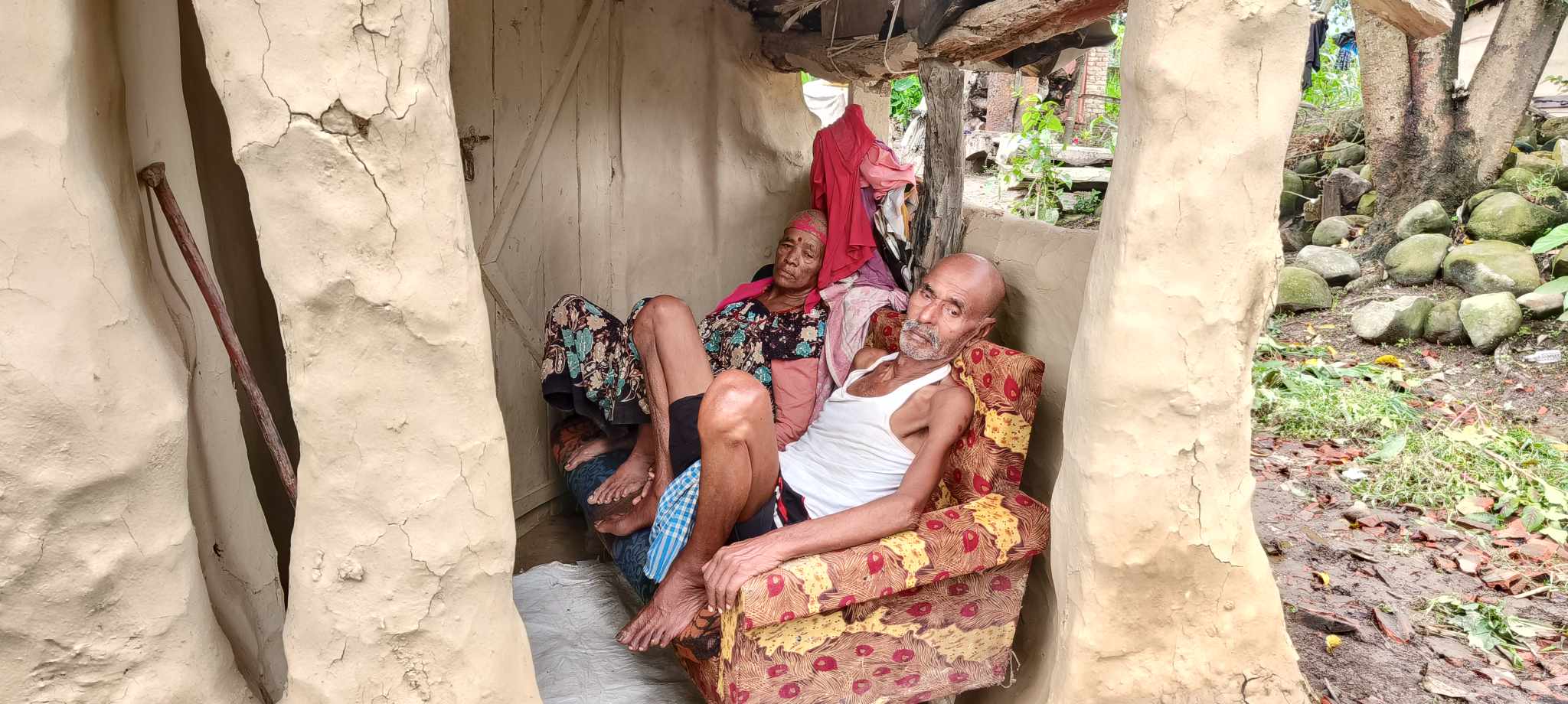 नियतिले बुढेसकालमा एक्लिए प्यारु दम्पती