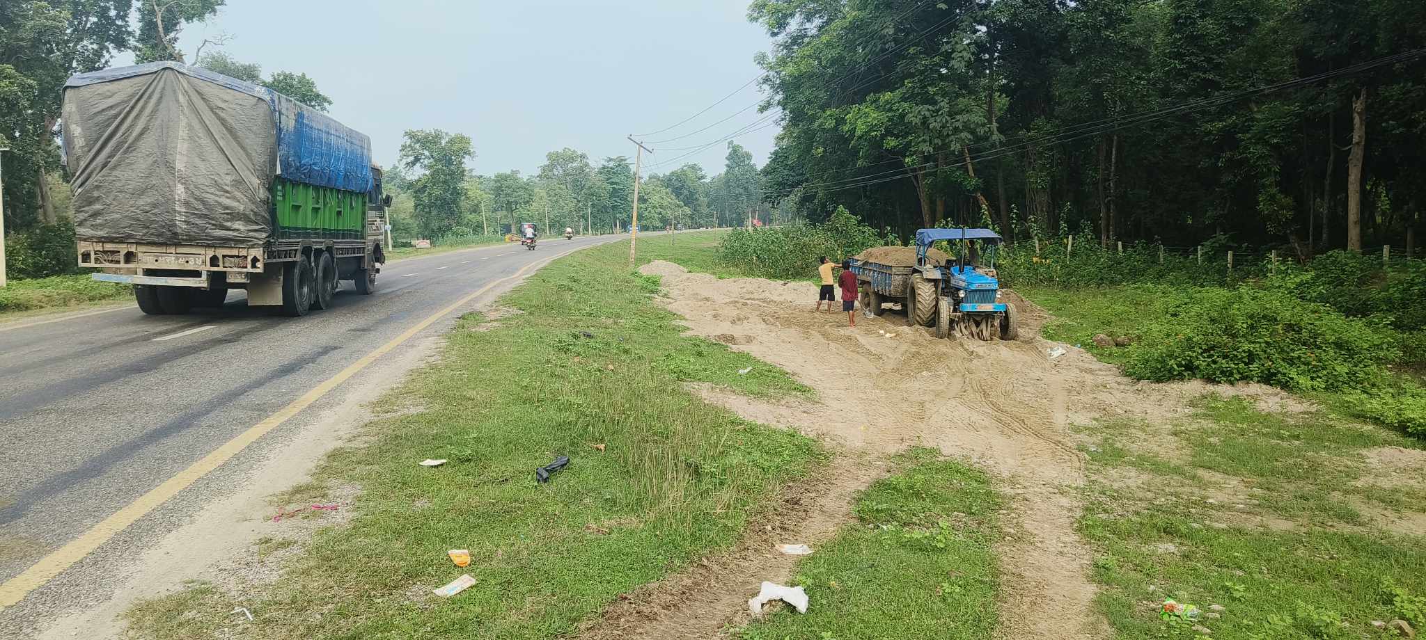 गोदावरीमा खुलेआम नदीजन्य पदार्थको अवैध ढुवानी हुँदै