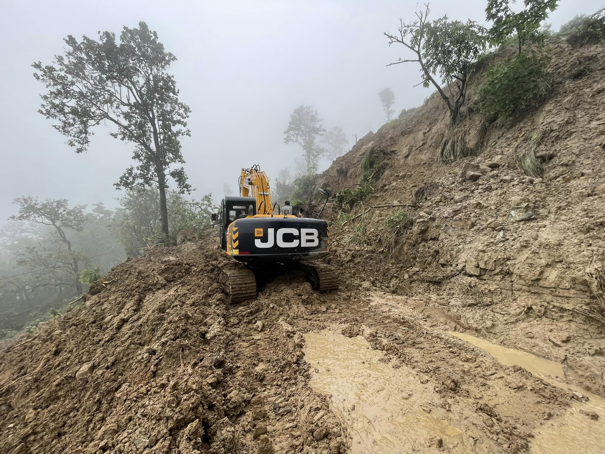 बझाङमा पहिरो खस्दा जयपृथ्वी राजमार्ग अवरुद्ध