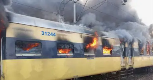 भारतमा तीर्थयात्री बोकेको रेलमा आगलागी हुँदा आठ जनाको मृत्यु