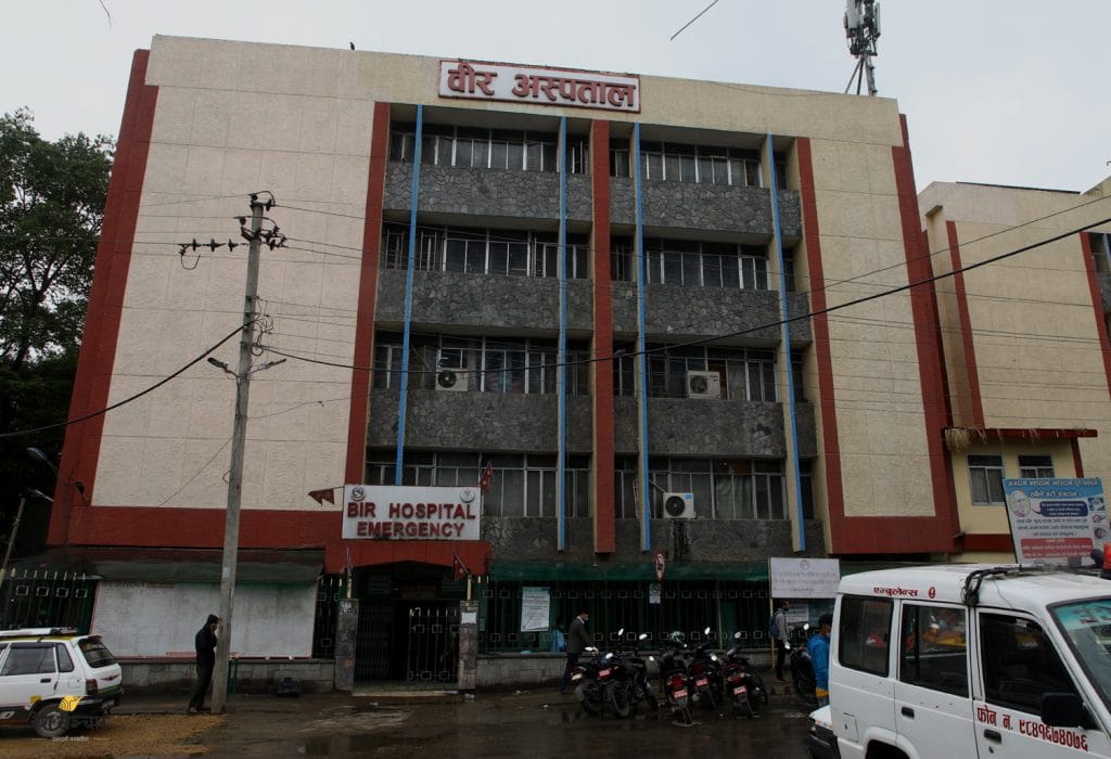 वीर अस्पतालको छैटौं तलाबाट हाम फालेर एक पुरुषको मृत्यु