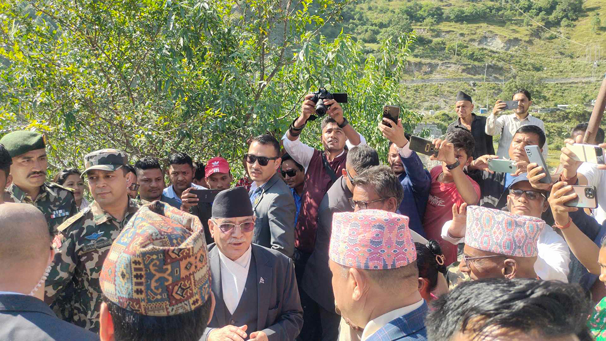 बझाङका भूकम्प पीडितका घर बनाइदिने प्रधानमन्त्रीको आश्वासन