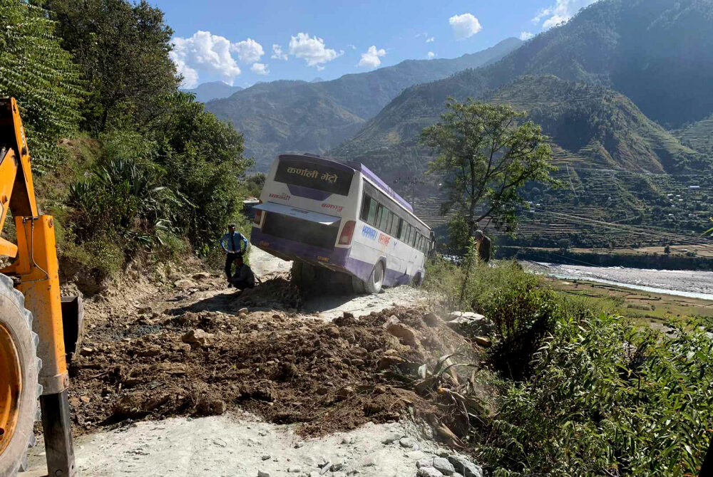 धनगढी देखि बझाङ जाँदै गरेको बस दुर्घटना