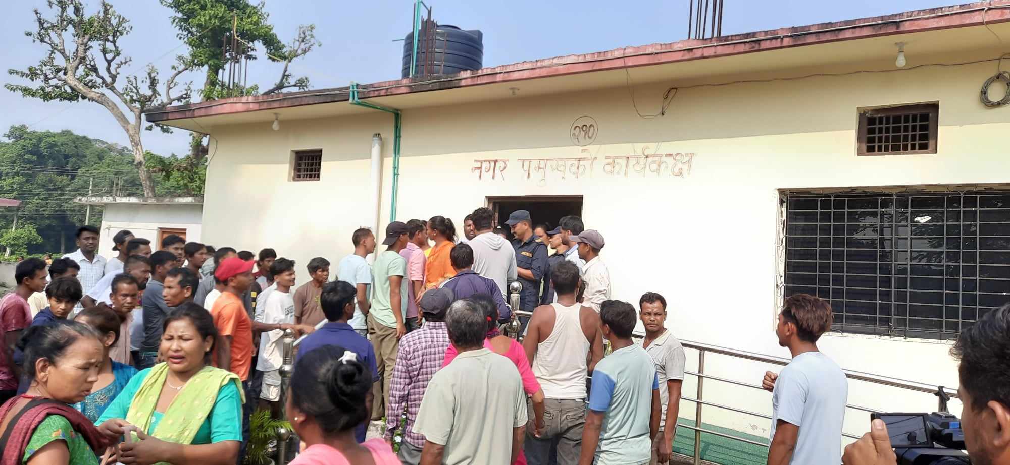 कैलालीमा जनप्रतिनिधिले नै विद्यालयको जग्गा कब्जा गरेपछि स्थानीयद्धारा नगरपालिका घेराउ