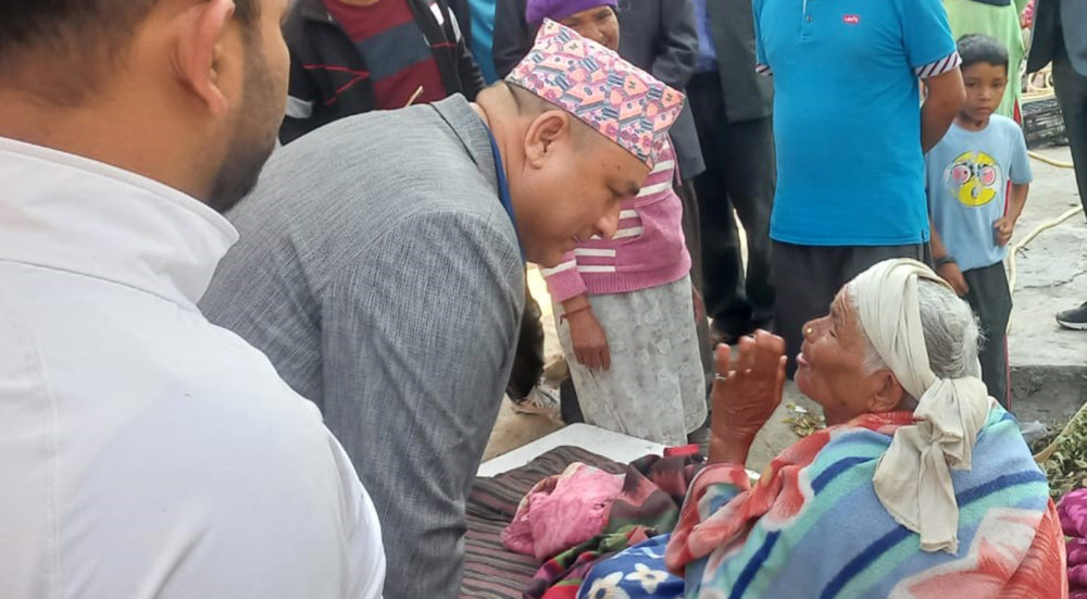 बझाङका भूकम्प पीडितको बस्तीमा मुख्यमन्त्री : घर पुननिर्माण गर्ने आश्वासन