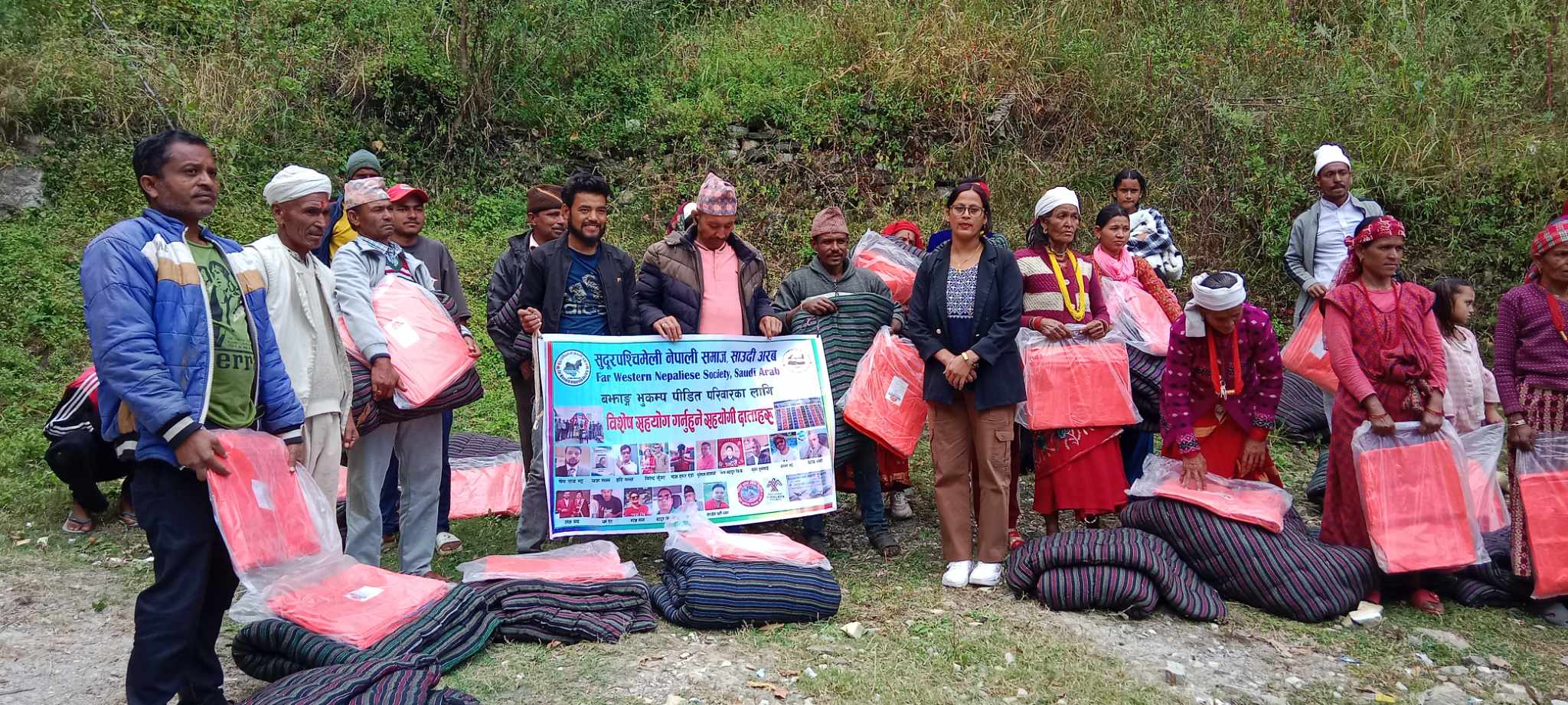 बझाङका भूकम्प पीडित परिवारलाई राहत वितरण 