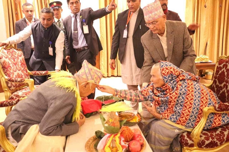 राष्ट्रपति पौडेलद्वारा भाउजुबाट टीका जमरा ग्रहण