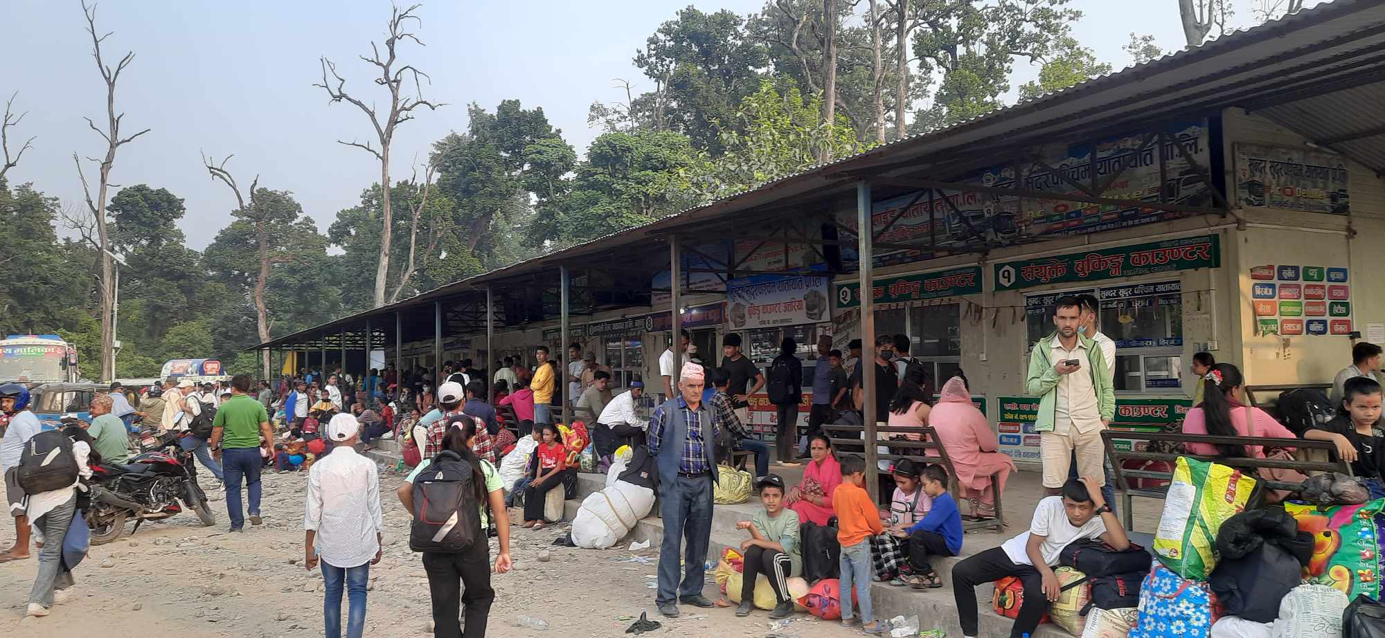 अत्तरियाबाट बसहरूमा क्षमताभन्दा बढी यात्रु कोचेर पहाड पठाइँदै