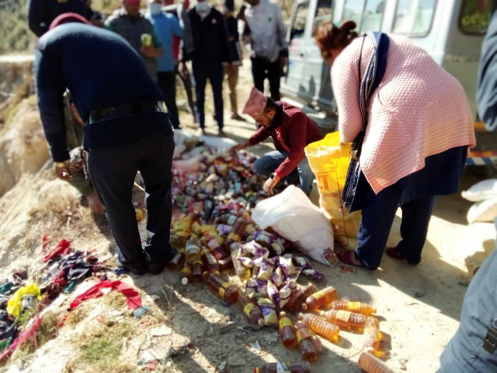 बझाङमा बजार अनुगमन, ५७ हजार बढीका म्याद नाघेका सामान नष्ट