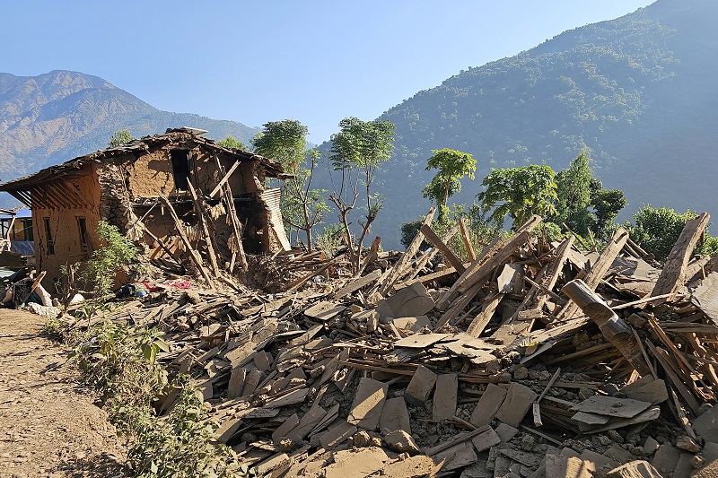 ‘माथिबाट खसेको काठ तेर्सो परेको हुनाले हामी बाच्यौँ, आमा र दाइ च्यापिनुभयो’