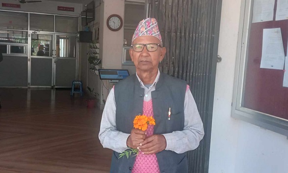 ढिलो आउने कर्मचारीलाई फूलले स्वागत !