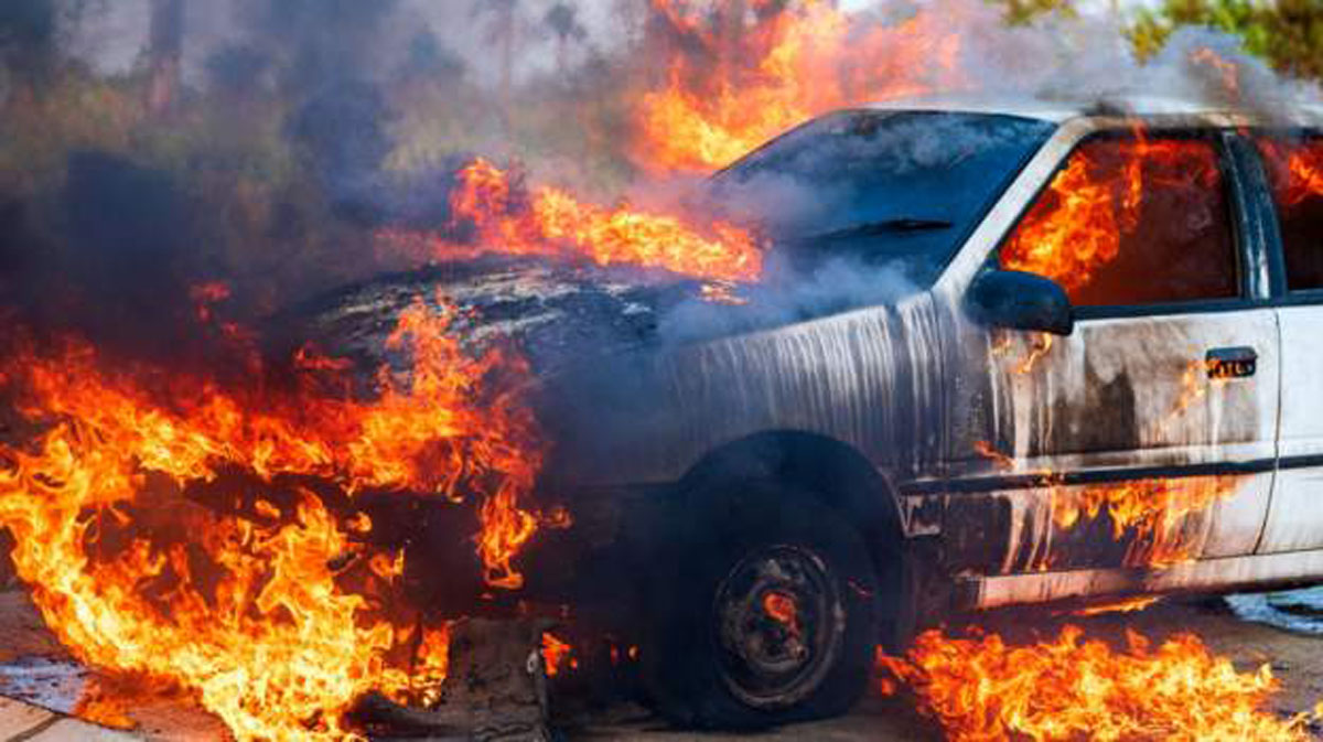 चलिरहेको कारमा आगलागी, ८ जनाको मृत्यु