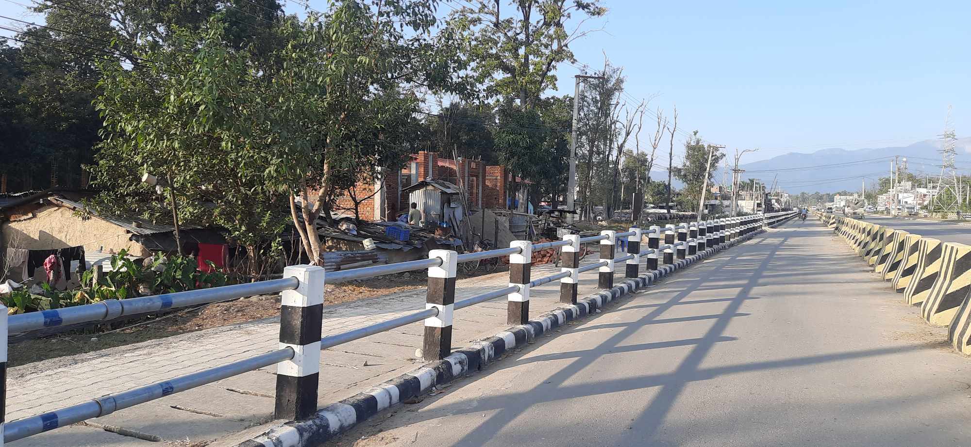 अत्तरियाको विवादित जग्गामा बन्दै निजी घर, रोक्न खोज्दा आफै फसिने डर