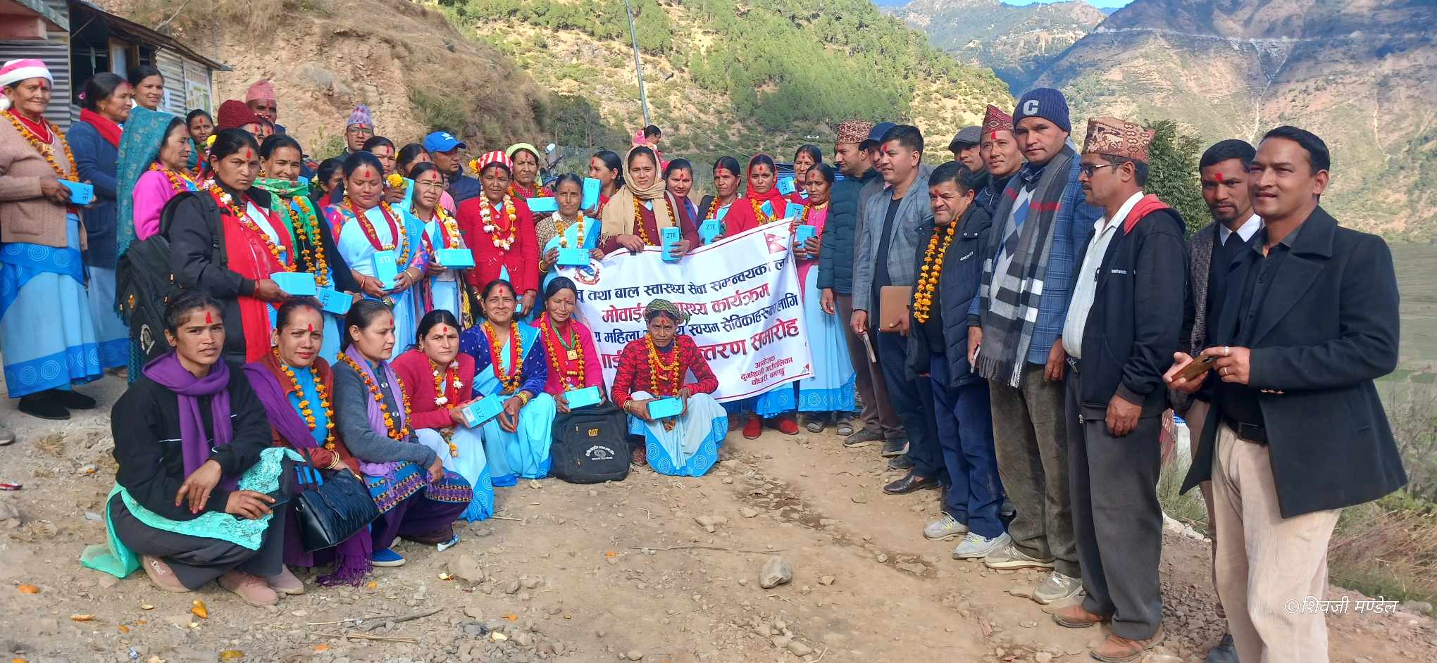 दुर्गाथली गाउँपालिकाका महिला स्वास्थ्य स्वयंसेविकालाई मोबाइल वितरण