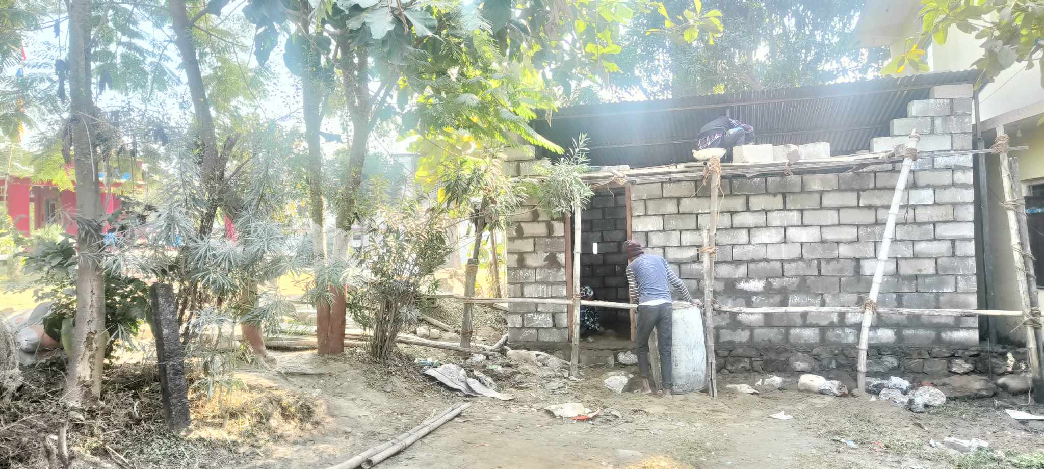 अत्तरियाको दुर्गा मन्दिर छेउमा माओवादीको पार्टी कार्यालय भवन बन्दै