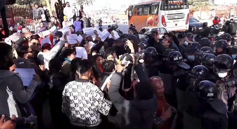 संस्कृति मन्त्री किरातीको राजीनामा माग्दै प्रदर्शन