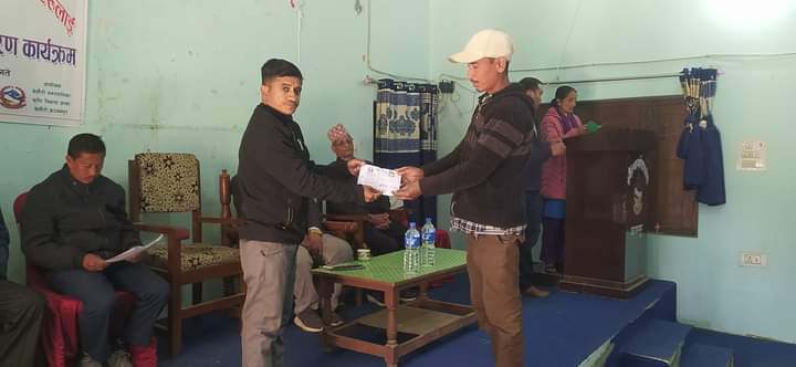 बेलौरीमा पालिका बाहिर तरकारी बेच्ने किसानलाई परिचयपत्र वितरण