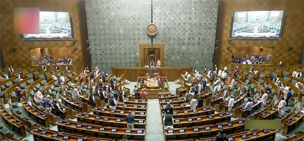 भारतको संसदमा हंगामाः एकैदिन ७८ सांसद निलम्बित