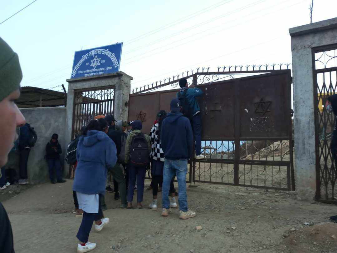 अछामको विद्यामन्दिर नमुना माविमा तालाबन्दी