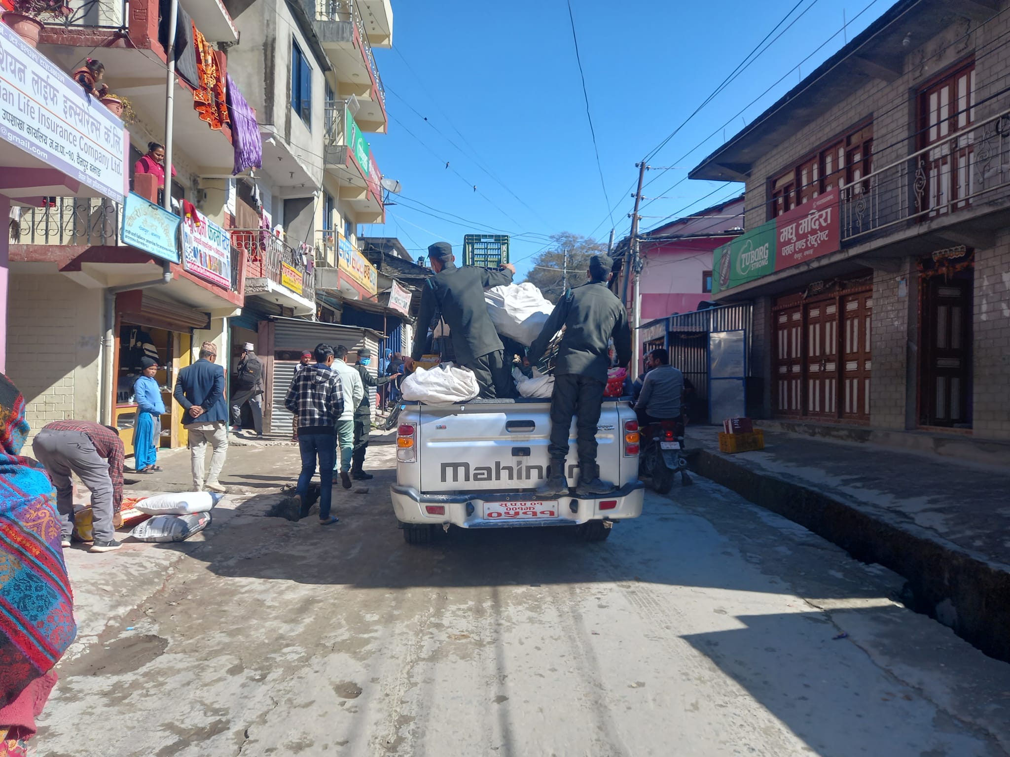 बझाङको जयपृथ्वी नगरपालिकाले फुटपाथ खाली गराउँदै